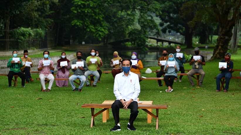 Presiden Jokowi Serahkan Bantuan Modal Kerja kepada Pedagang di Istana Bogor - Bagian 2