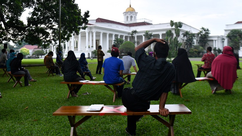 Presiden Jokowi Serahkan Bantuan Modal Kerja kepada Pedagang di Istana Bogor - Bagian 3