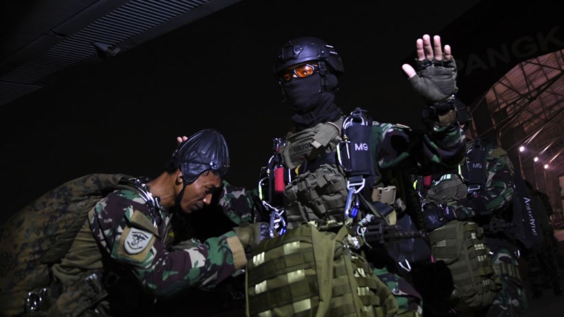 Aksi Terjun Tempur Malam Prajurit Marinir TNI AL dari Ketinggian 5.000 Kaki - Bagian 2