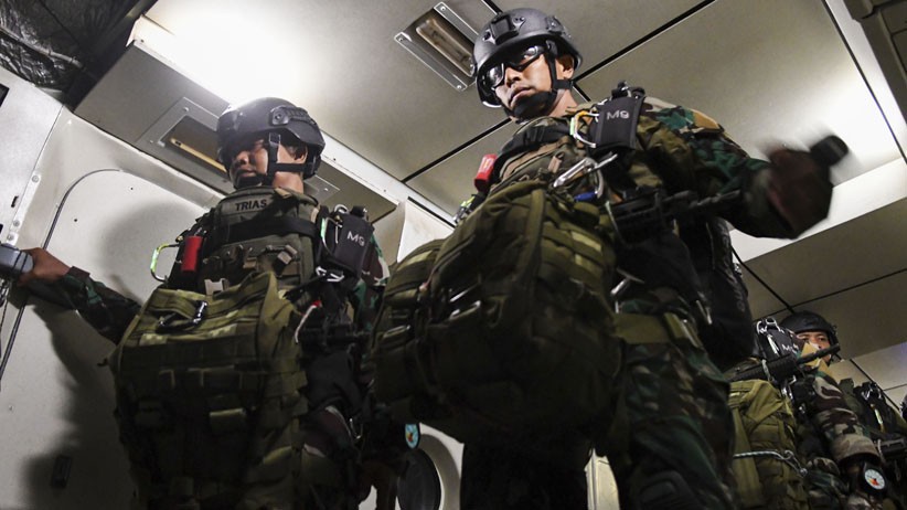 Aksi Terjun Tempur Malam Prajurit Marinir TNI AL dari Ketinggian 5.000 Kaki - Bagian 3