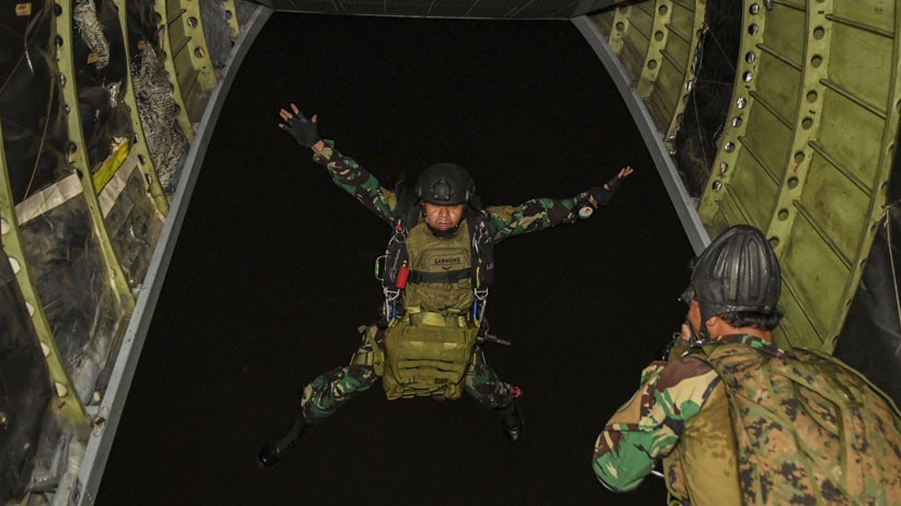 Aksi Terjun Tempur Malam Prajurit Marinir TNI AL dari Ketinggian 5.000 Kaki - Bagian 1