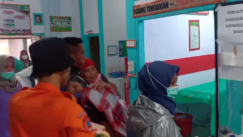 Satu per Satu Korban Luka Banjir Bandang di Luwu Utara Dievakuasi, Petugas Medis Kewalahan