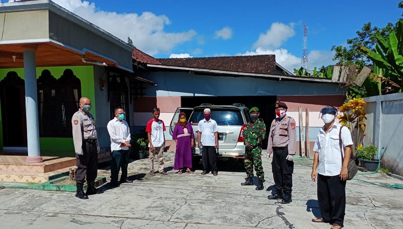 Dibujuk Rayu Kapolsek Kumai, Ibu Positif Covid-19 Luluh Mau Dievakuasi ke Rumah Sakit