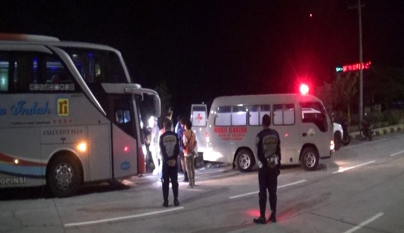 Penumpang Bus Meninggal di Ruas Tol Ngawi, Dievakuasi dengan Protokol Covid-19