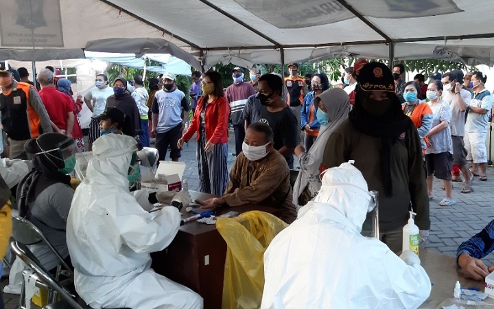 Pedagang dan Pembeli di Pasar Keputran Rapid Test Massal