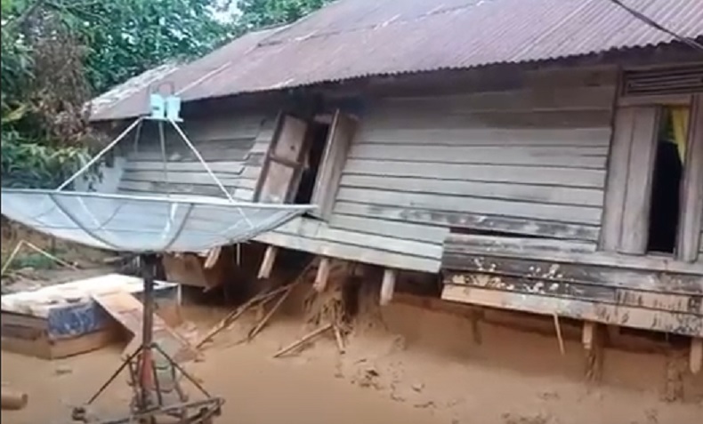 Bukit Peniraman di Mempawah Longsor dan Rusak 8 Rumah Warga 