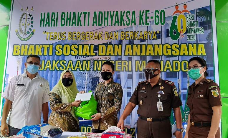 Hari Bhakti Adhyaksa Ke-60, Kejari Manado Bagi Sembako ke Panti Asuhan dan Petugas Kebersihan