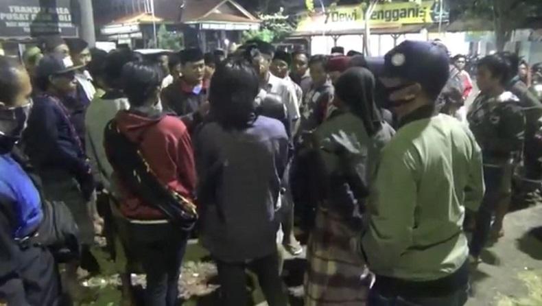 title Terduga Maling Tewas saat Ditangkap, Keluarga dan Warga Datangi Mapolsek Tongas Probolinggo Terduga Maling Tewas saat Ditangkap, Keluarga dan Warga Datangi Mapolsek Tongas Probolinggo