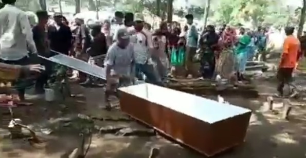 Ratusan Warga Pasuruan Buka Paksa Peti Jenazah Pasien Covid-19