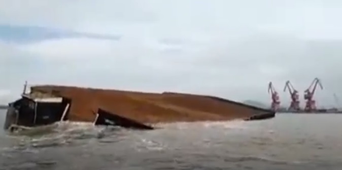 title Kapal Tongkang Nyaris Karam di Perairan Konawe, Tumpahan Nikel Cemari Laut Kapal Tongkang Nyaris Karam di Perairan Konawe, Tumpahan Nikel Cemari Laut