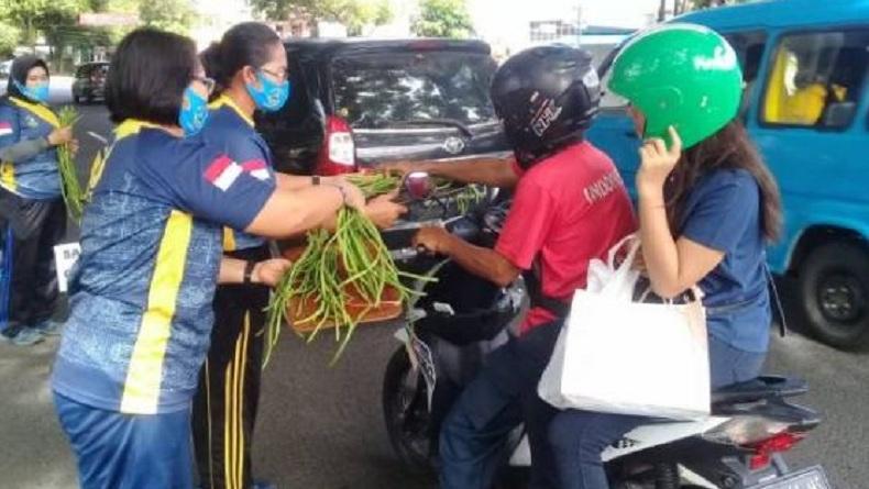 Lantamal VIII Berbagi Sayuran Hasil Panen Kebun Ketahanan Pangan ke Warga Manado