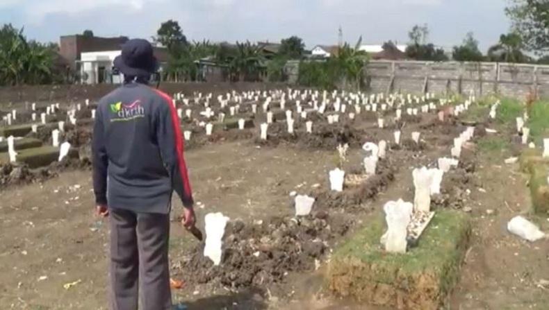 2 TPU Khusus di Surabaya Hampir Penuh dengan Makam Jenazah Pasien Covid-19