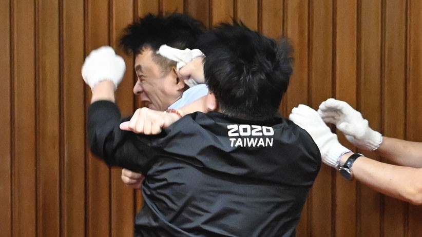 Anggota Parlemen Taiwan Baku Hantam saat Pemungutan Suara - Bagian 2