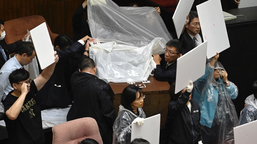 Anggota Parlemen Taiwan Baku Hantam saat Pemungutan Suara - Bagian 3