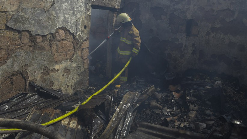 Kebakaran di Permukiman Padat Kramat Sawah Paseban, Puluhan Rumah Hangus - Bagian 3