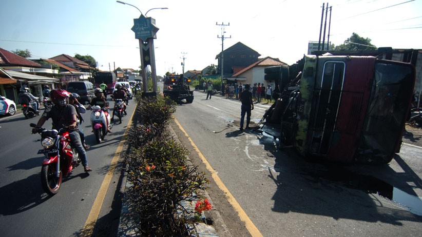 Bus Pengangkut Kasur Terguling di Jalur Pantura, Diduga akibat Kemudi Rusak - Bagian 2
