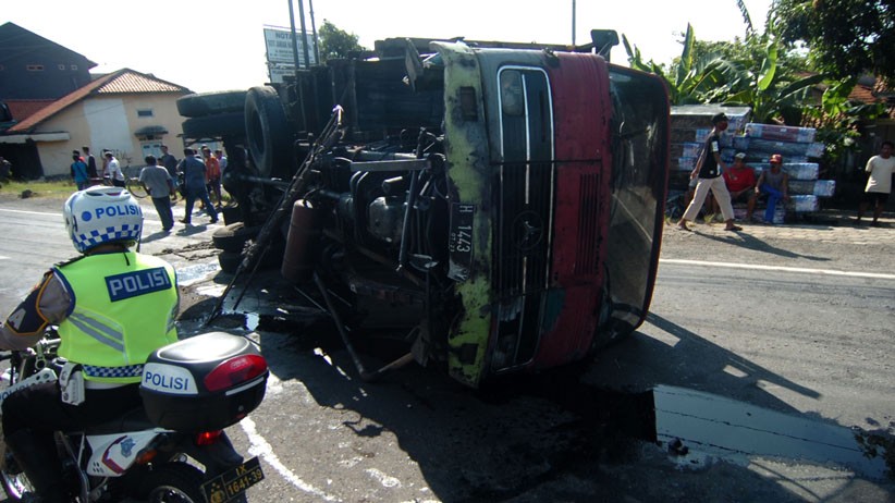 Bus Pengangkut Kasur Terguling di Jalur Pantura, Diduga akibat Kemudi Rusak - Bagian 1