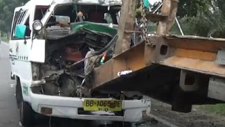 Minibus Tabrak Truk Pengangkut Alat Berat di Sergai, 2 Tewas  dan 3 Luka-Luka