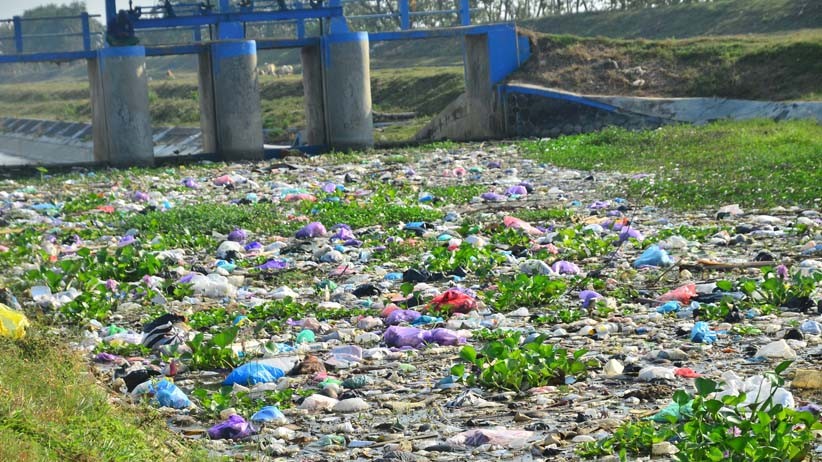 Saluran Irigasi Desa Brakas Demak Dipenuhi Sampah Plastik - Bagian 2