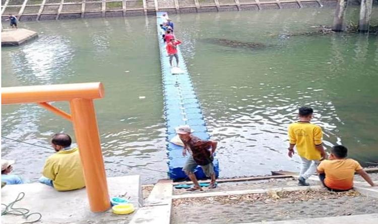 Cegah Sampah ke Laut, DLH Padang Pasang Kubus Apung di Jembatan Tamsis