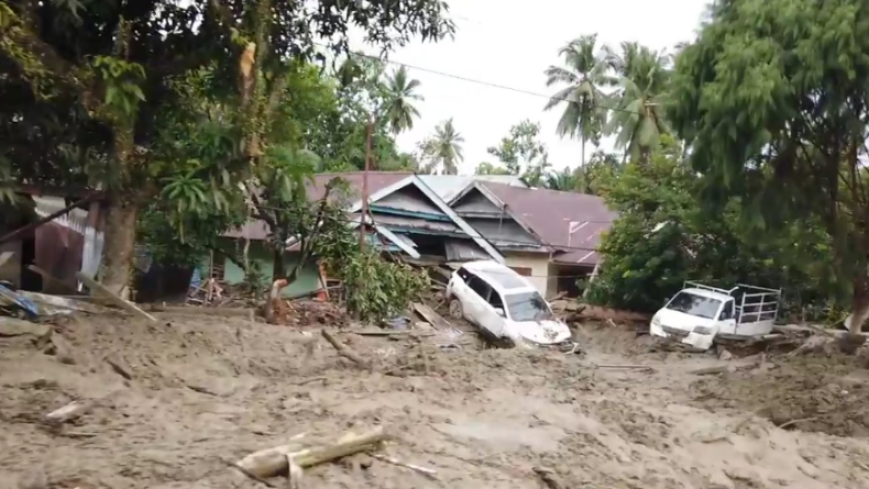 Warga Luwu Utara Mulai Evakuasi Motor dan Mobil yang Terjebak Lumpur