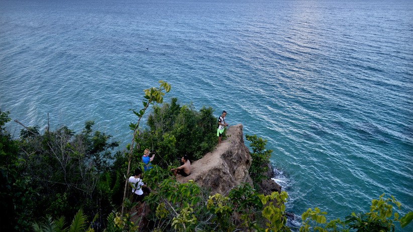 Menikmati Hamparan Laut Biru di Pantai Tanjung Tumpaan Minahasa - Bagian 2