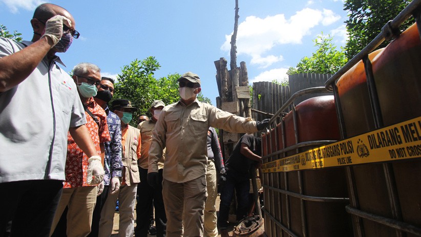 Polda Riau Ungkap Penyulingan Minyak Bumi Mentah Ilegal di Dumai - Bagian 2