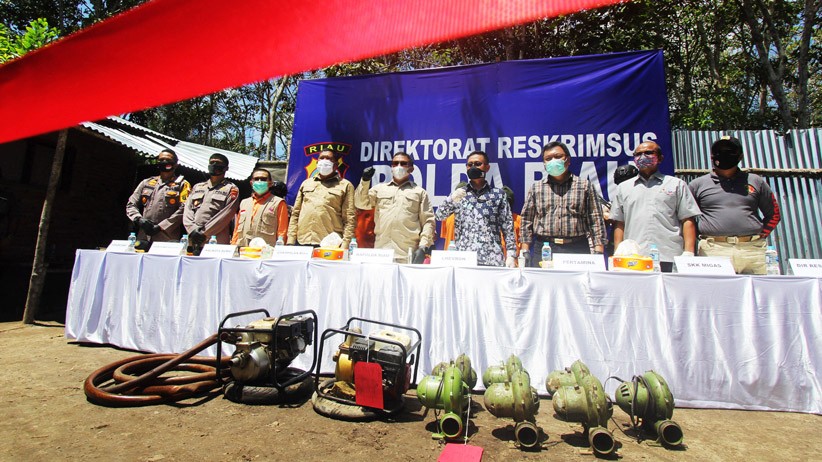 Polda Riau Ungkap Penyulingan Minyak Bumi Mentah Ilegal di Dumai - Bagian 1