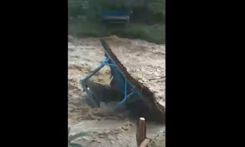 Gazebo Hanyut, Kawasan Wisata di Konawe Selatan Diterjang Banjir Disertai Kayu Gelondongan