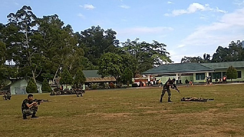 title Prajurit TNI Perbatasan Indonesia-Papua Nugini Latihan Tempur saat Dikarantina Prajurit TNI Perbatasan Indonesia-Papua Nugini Latihan Tempur saat Dikarantina