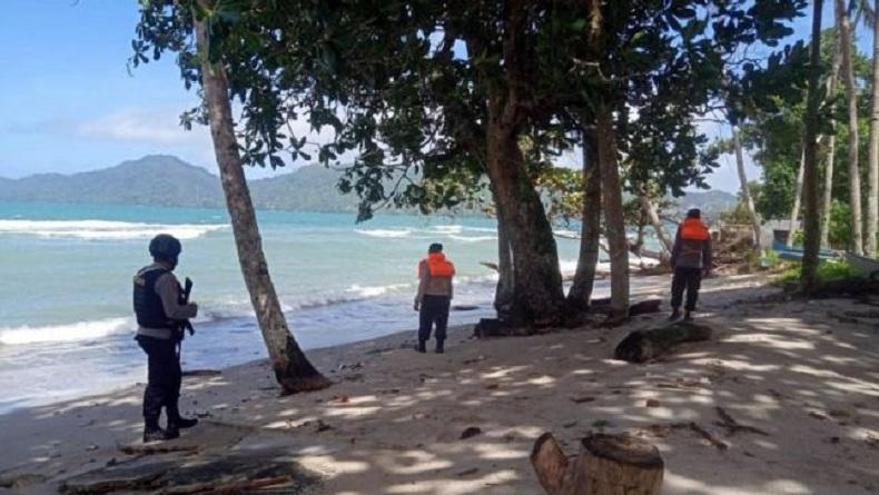 Brimob Polda Maluku Patroli Siaga Bencana di Pantai Natsepa
