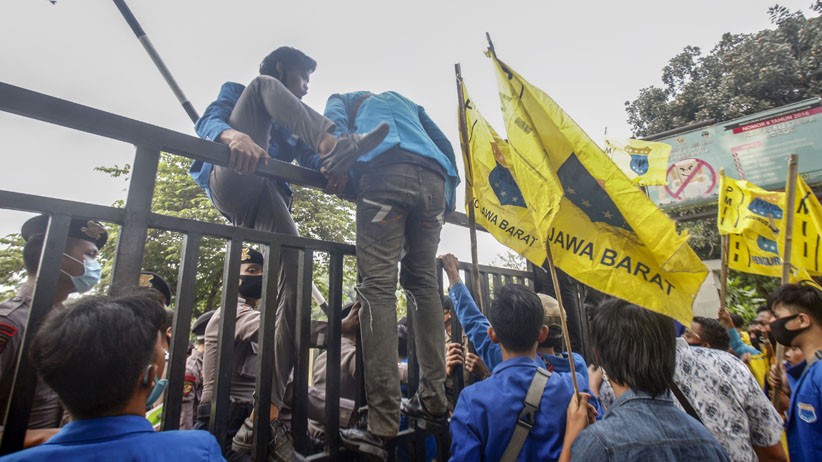 Tuntut Transparansi Dana Covid-19, Mahasiswa Panjat Pagar Kantor Dinkes Bogor - Bagian 1