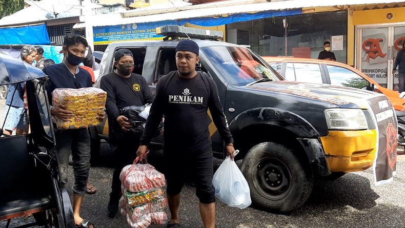 Tempuh Perjalanan 193 Km, Tim Penikam Kirim Bantuan untuk Korban Banjir Wajo