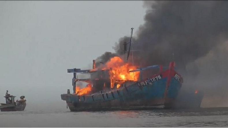 Kejari Belawan Bakar dan Tenggelamkan 2 Kapal Asing Pencuri Ikan