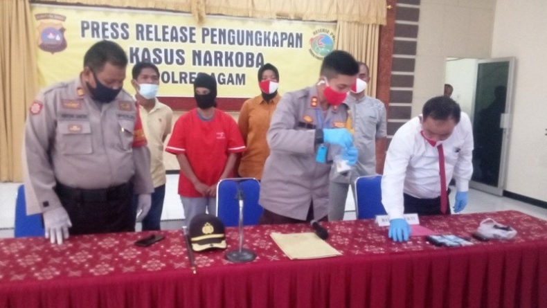 Simpan Sabu di Celana Dalam, Ibu 10 Anak di Agam Ditangkap Polisi