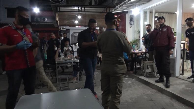 title Heboh, Satpol PP di Makassar Adu Mulut dengan Pengunjung Kafe Tak Pakai Masker Heboh, Satpol PP di Makassar Adu Mulut dengan Pengunjung Kafe Tak Pakai Masker