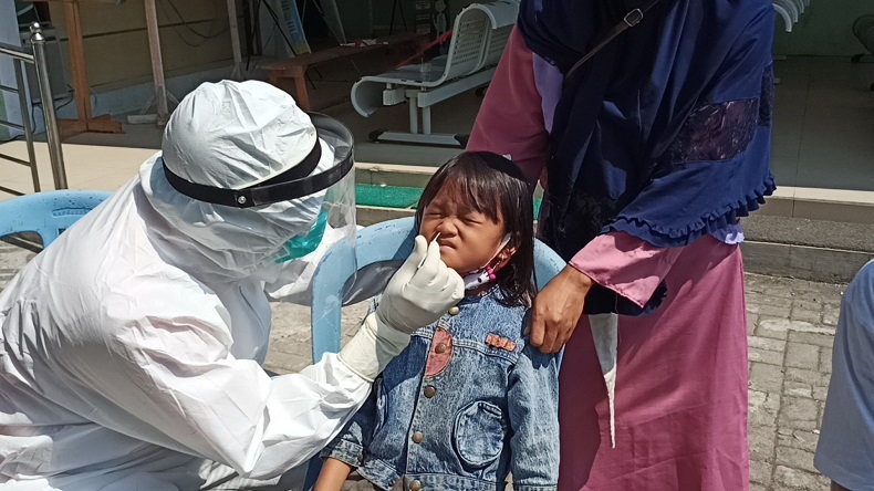 Kades Meninggal dan 11 Warga Positif Covid-19, Ratusan Orang Dites Swab di Pemalang