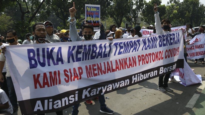 Aksi Damai Karyawan Tuntut Anies Buka Lokasi Hiburan Malam saat PSBB - Bagian 2