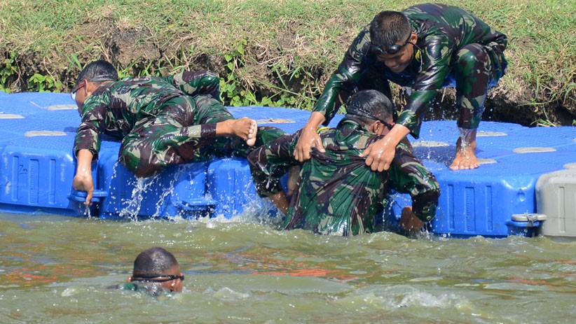 Keseruan Lomba Renang Rintangan Prajurit Brigade Infanteri 2 Marinir - Bagian 5