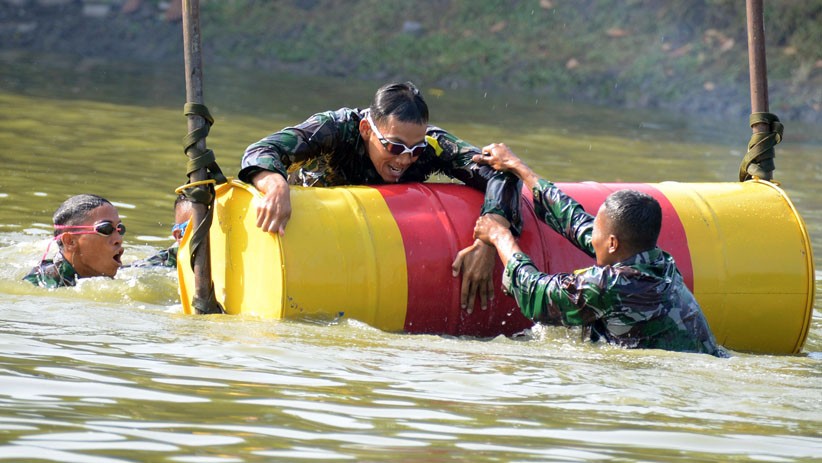 Keseruan Lomba Renang Rintangan Prajurit Brigade Infanteri 2 Marinir - Bagian 4