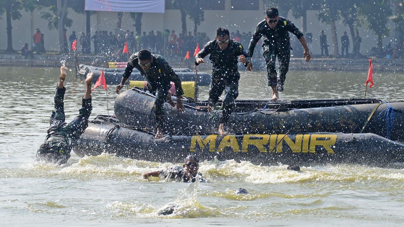 Keseruan Lomba Renang Rintangan Prajurit Brigade Infanteri 2 Marinir - Bagian 1