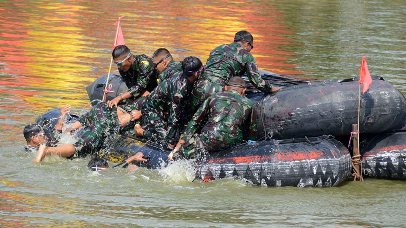Keseruan Lomba Renang Rintangan Prajurit Brigade Infanteri 2 Marinir - Bagian 2