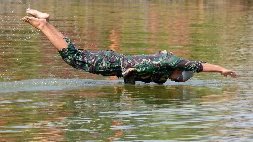 Keseruan Lomba Renang Rintangan Prajurit Brigade Infanteri 2 Marinir - Bagian 3