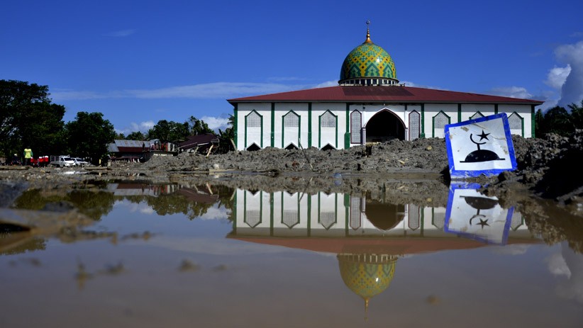 Pengungsi Banjir Bandang Luwu Utara Nekat Menyeberangi Sungai demi Dapat Bantuan - Bagian 2