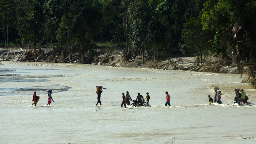 Pengungsi Banjir Bandang Luwu Utara Nekat Menyeberangi Sungai demi Dapat Bantuan - Bagian 1