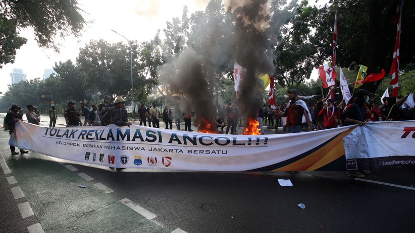 Tolak Reklamasi Ancol, Mahasiswa Bakar Ban di Depan Balai Kota - Bagian 1