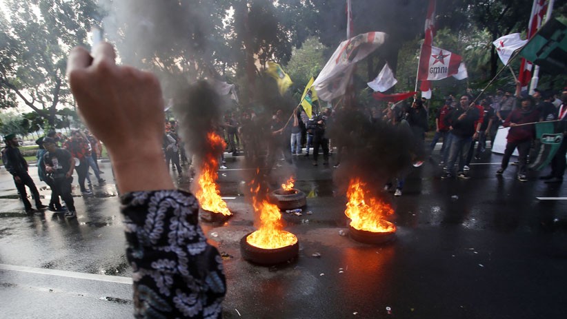 Tolak Reklamasi Ancol, Mahasiswa Bakar Ban di Depan Balai Kota - Bagian 3
