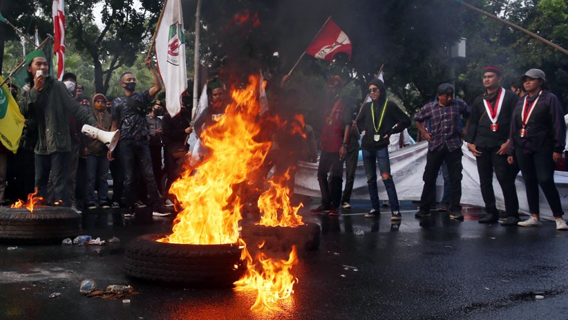 Tolak Reklamasi Ancol, Mahasiswa Bakar Ban di Depan Balai Kota - Bagian 2