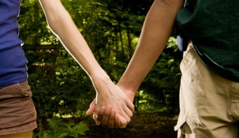 4 Cara Pasangan Pegang Tangan Anda Dan Artinya