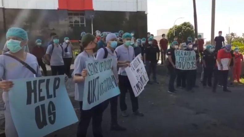 title Dokter Residen Faked Unsrat Manado Demo Tuntut Pengurangan Uang Kuliah Dokter Residen Faked Unsrat Manado Demo Tuntut Pengurangan Uang Kuliah